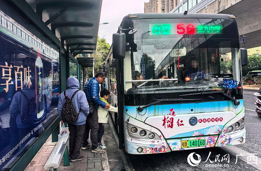 市民排隊乘坐 公交車。人民網(wǎng) 付華周攝