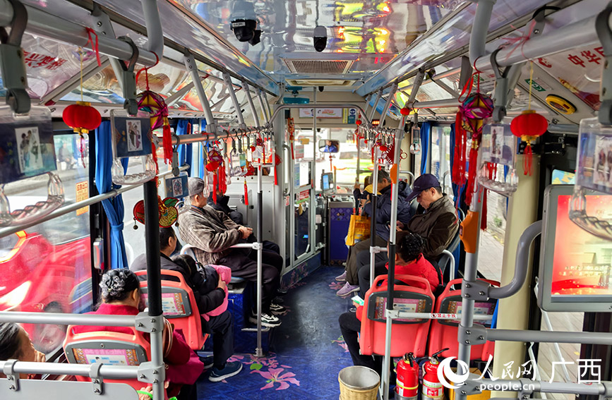 市民游客乘坐 公交車。人民網(wǎng) 付華周攝